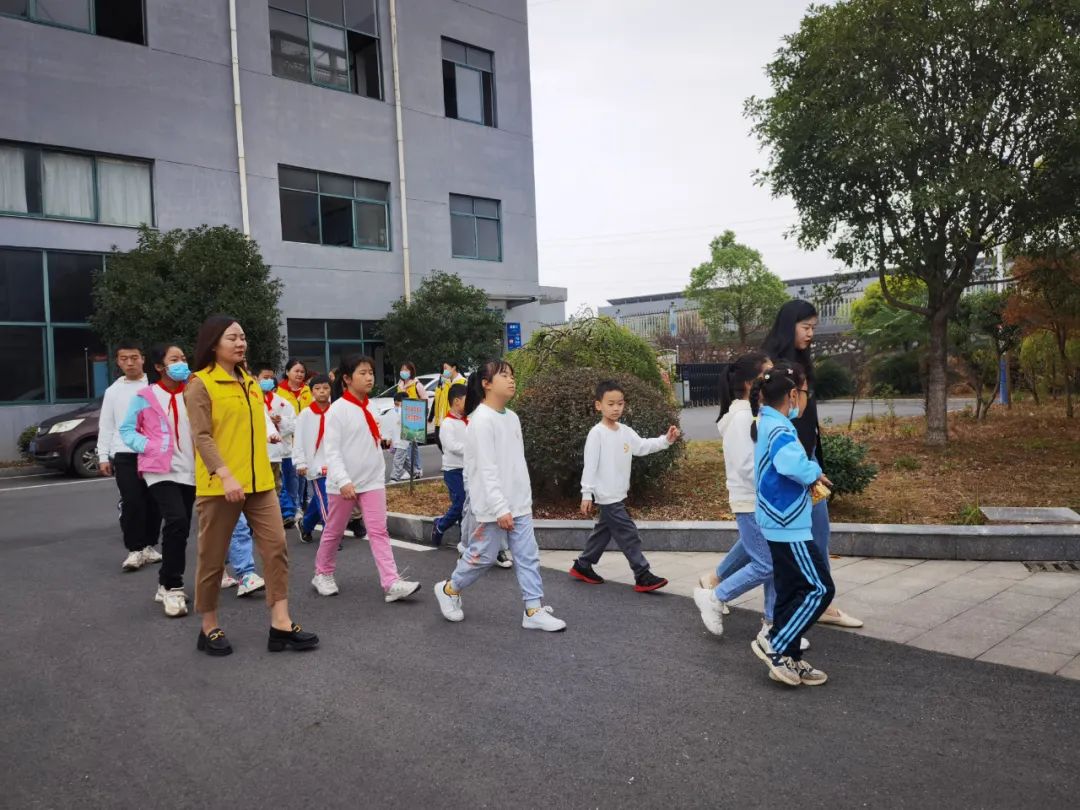 “愛心守護(hù) 希望同行”，10月30日，德博科技工會組織開展了關(guān)愛留守兒童活動，為萍鄉(xiāng)23名留守兒童送去愛心慰問及祝福。